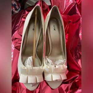 NWOT - APT9 White Heels Size 10